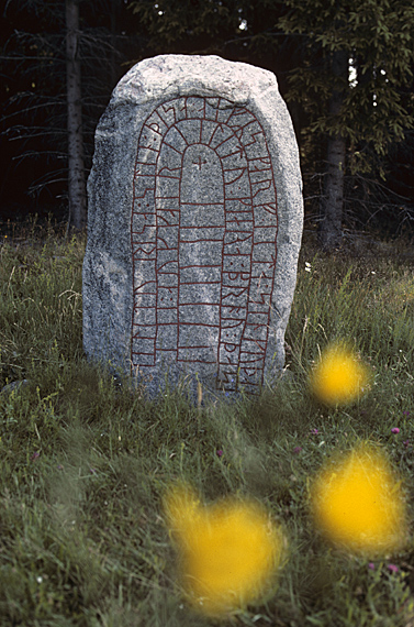 Runes written on runsten, grå gnejsgranit. Date: V